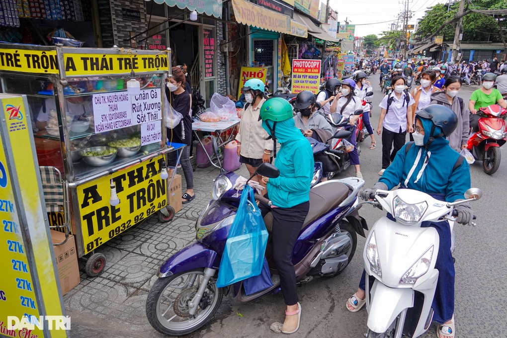 Chàng trai bán 500 phần chân gà xốt Thái/ngày, khách đến mua xếp hàng dài - 1 Chàng trai bán 500 phần chân gà xốt Thái/ngày, khách đến mua xếp hàng dài - 1